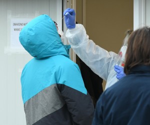 11.01.2022.,Sisak - Od ranog jutra stvaraju se kolone gradjana koje dolaze na testiranje za COVID.
 Photo: Slovensko zdravstvo ugrožava omikron, ali ima i prijetnji djelatnicima
