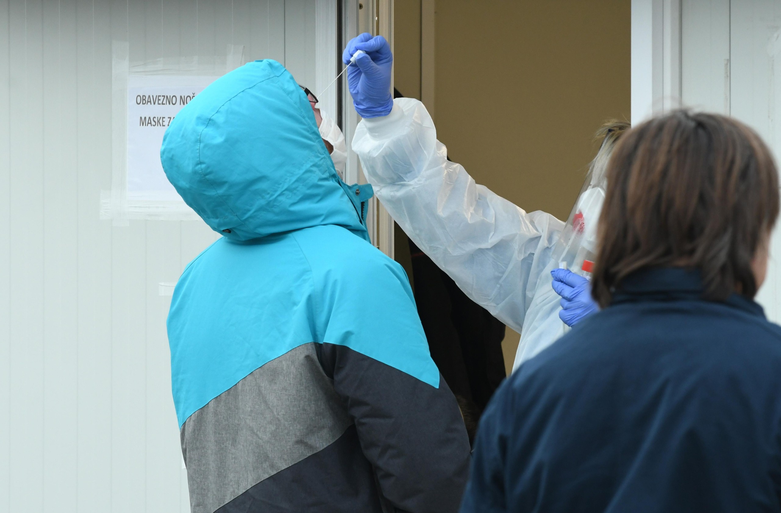 11.01.2022.,Sisak - Od ranog jutra stvaraju se kolone gradjana koje dolaze na testiranje za COVID.
 Photo: Slovensko zdravstvo ugrožava omikron, ali ima i prijetnji djelatnicima

