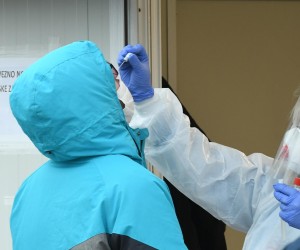 11.01.2022.,Sisak - Od ranog jutra stvaraju se kolone gradjana koje dolaze na testiranje za COVID.
 Photo: Nikola Cutuk/PIXSELL