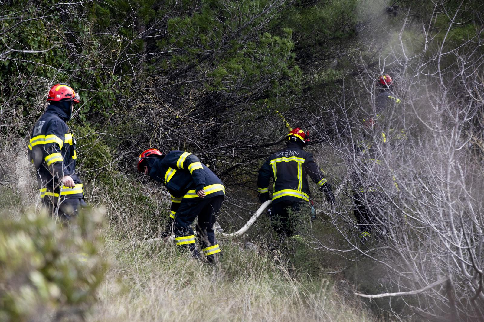 11.01.2022., Lokva Rogoznica - Velik pozar koji je planuo sinoc u Lokvi Rogoznici jos uvijek je aktivan. Vatrogasci se bore s nepristupacnim terenom i olujnom burom. Photo: Miroslav Lelas/PIXSELL