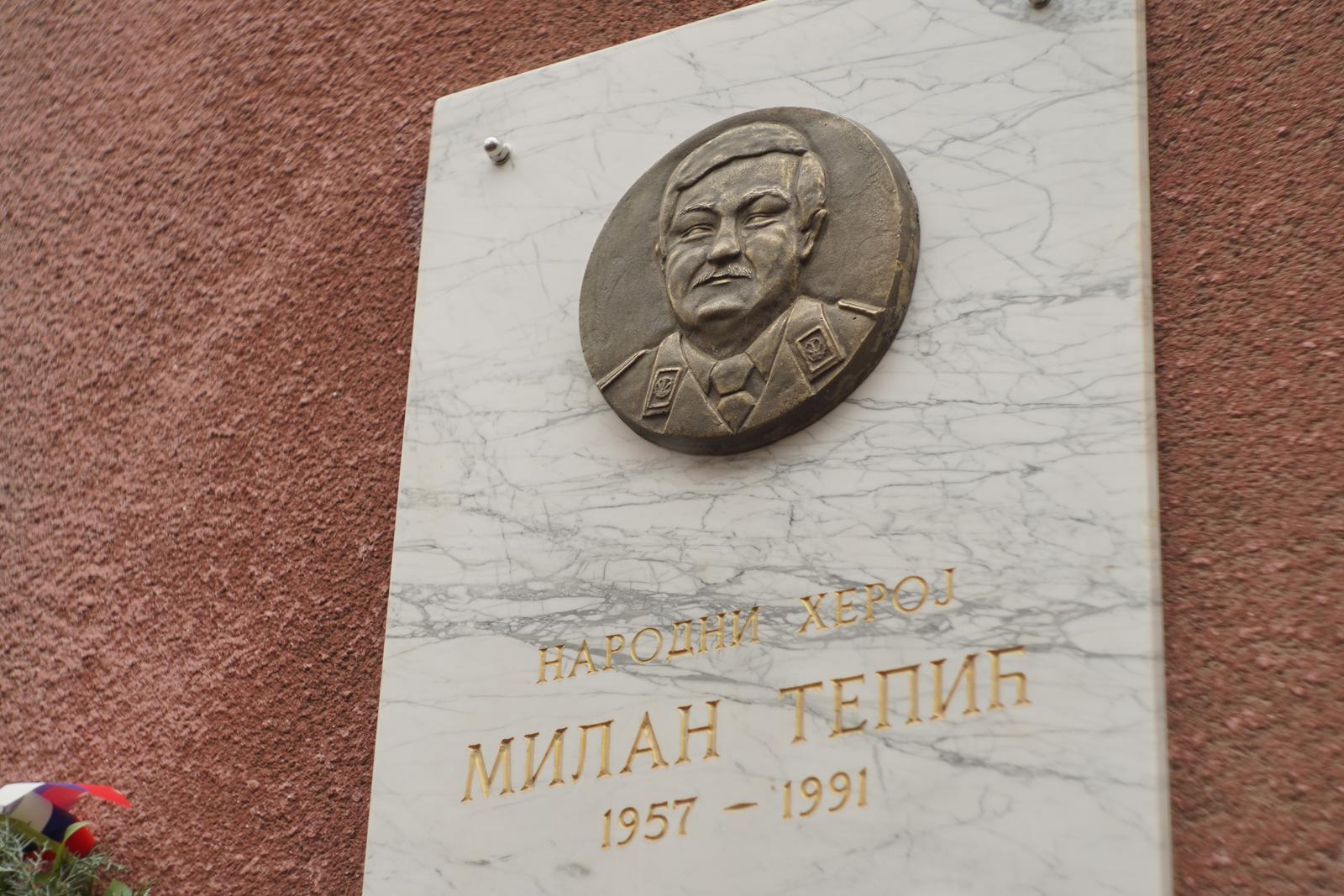 11.01.2022., ulica Milana Tepica, Banja Luka (BiH) – Spomen-ploca Milana Tepica, majora JNA, postavljena je u ulici u Banjaluci koja koji njegovo ime u centru grada. Spomen-plocu su prije par dana svecano otkrili Drasko Stanivukovic, gradonacelnik Banjaluke, i Aleksandar Tepic, sin Milana Tepica. Photo: Dejan Rakita/PIXSELL