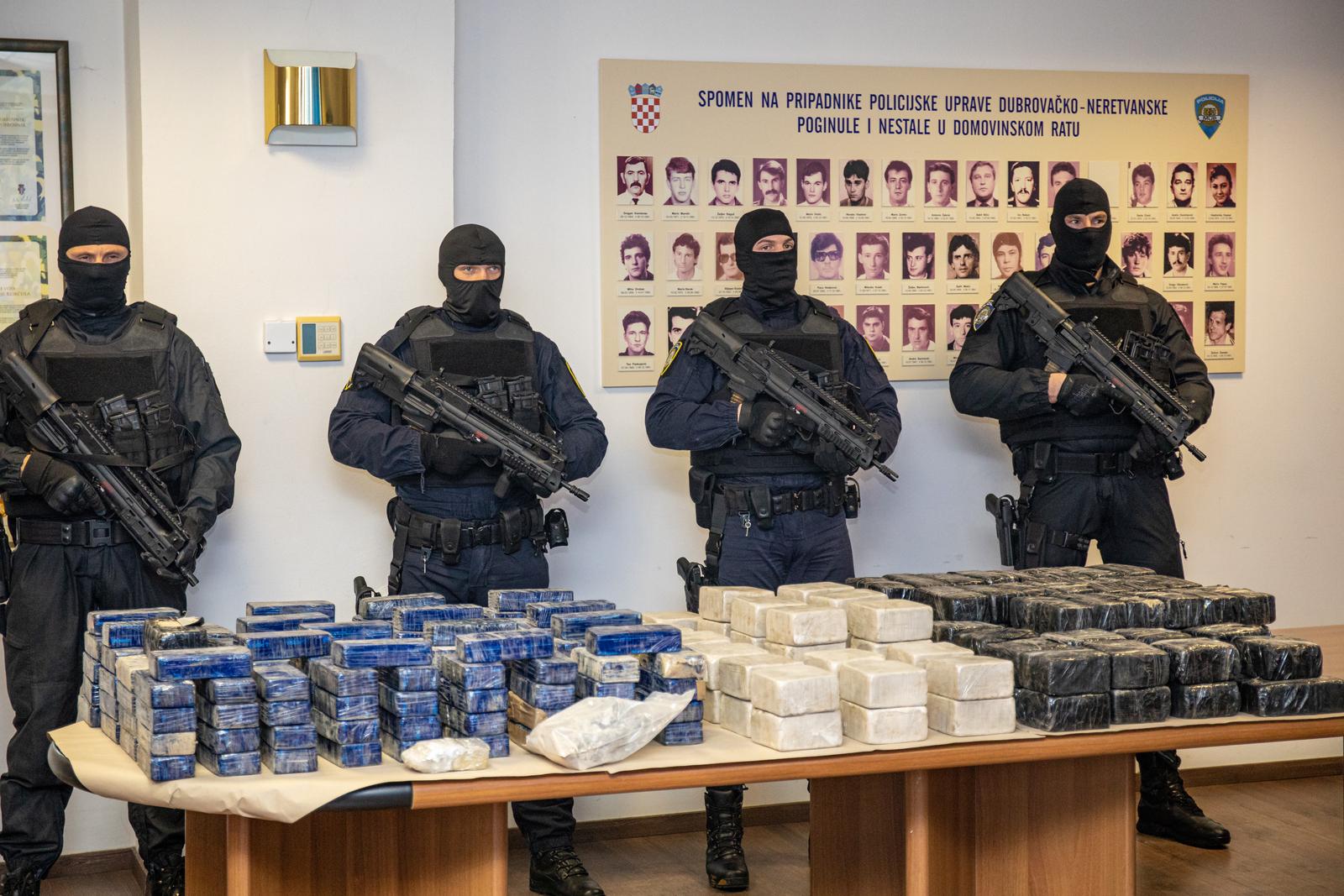 11.01.2022., Policijska postaja Vila Palma, Dubrovnik - Konferencija za medije povodom nnajvece zapljene heroina u Hrvatskoj ikad: U Luci Ploce zaplijenili su 220 kilograma heroina i 62 kilograma kokaina.
Photo: Grgo Jelavic/PIXSELL Photo: Grgo Jelavic/PIXSELL