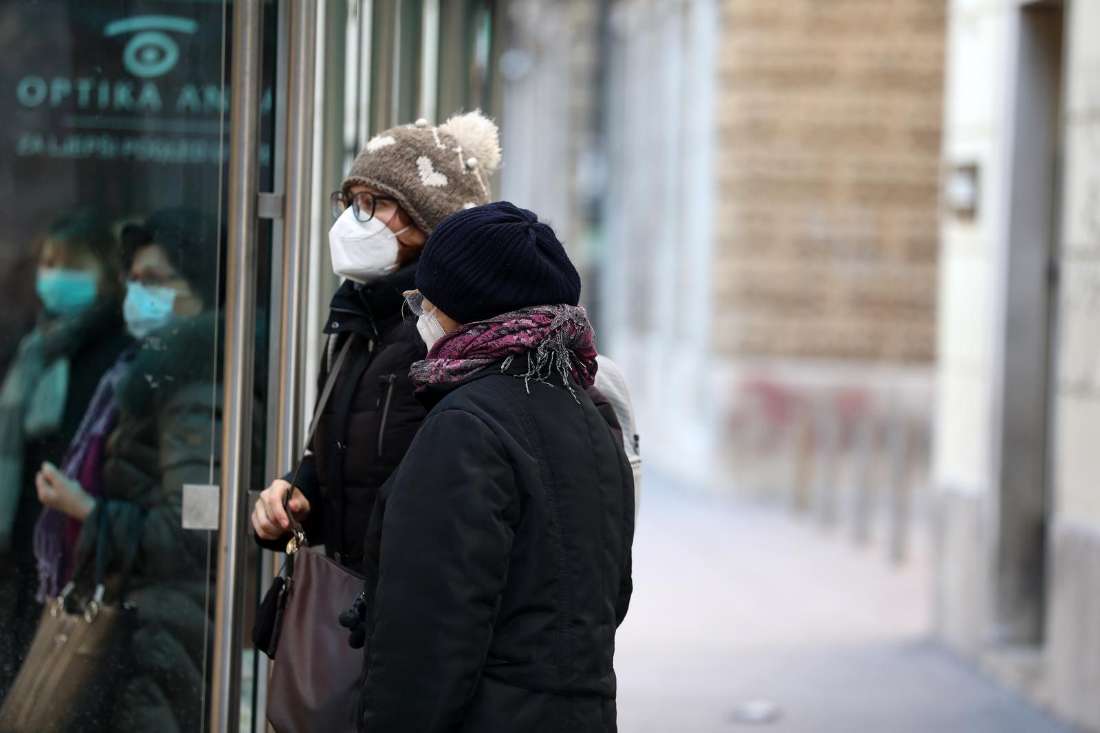 11.01.2022., Rijeka - Gradjani se od jake bure stite kapama, salovima, kapuljacama, a dobro dodju i zastitne anti covid maske.  Photo: Goran Kovacic/PIXSELL