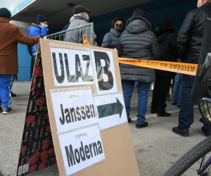 12.01.2022., Koprivnica - Zbog sve slozenije situacije sa koronavirusom, stozer Koprivnicko-krizevacke zupanije iznova je prionuo organiziranju masovnih punktova za cijepljenje protiv COVID-a 19..  Prvi je odrzan danas u koprivnickoj dvorani, a slijede punktovi u Krizevcima (14. sijecnja), Koprivnici (15. sijecnja), te Djurdjevcu (18.sijecnja). Stotine Koprivnicanaca odazvalo se cjepljenju, a u ponudi su bila tri cjepiva, Pfeizer, Moderna i Jannsen
  Photo: Damir Spehar/PIXSELL