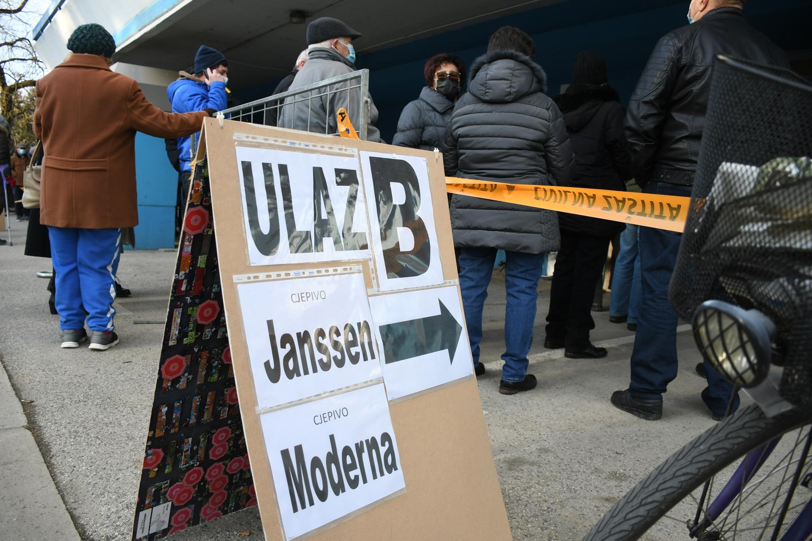 12.01.2022., Koprivnica - Zbog sve slozenije situacije sa koronavirusom, stozer Koprivnicko-krizevacke zupanije iznova je prionuo organiziranju masovnih punktova za cijepljenje protiv COVID-a 19..  Prvi je odrzan danas u koprivnickoj dvorani, a slijede punktovi u Krizevcima (14. sijecnja), Koprivnici (15. sijecnja), te Djurdjevcu (18.sijecnja). Stotine Koprivnicanaca odazvalo se cjepljenju, a u ponudi su bila tri cjepiva, Pfeizer, Moderna i Jannsen
  Photo: Damir Spehar/PIXSELL