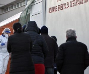 13.01.2022., Sibenik - Unatoc cinjenici da se od danas tesiranja mogu obaviti i kod obiteljskog lijecnika velike guzve na glavnom punktu za testiranje u Sibeniku. Photo: Hrvoje Jelavic/PIXSELL