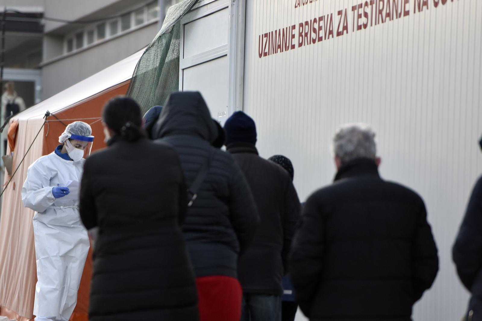 13.01.2022., Sibenik - Unatoc cinjenici da se od danas tesiranja mogu obaviti i kod obiteljskog lijecnika velike guzve na glavnom punktu za testiranje u Sibeniku. Photo: Hrvoje Jelavic/PIXSELL