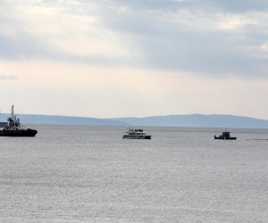 12.10.2021., Rijeka - Operativna vjezba intervencije kod iznenadnog oneciscenja mora EKO MORE 2021 odrzana je na Kantridi. Cilj vjezbe je provjera Zupanijskog operativnog centra u planiranju i izvodjenju aktivnosti na sanaciji oneciscenja, provjera spremnosti i uporaba opreme za ciscenje specijaliziranim polovilima.  Photo: Goran Kovacic/PIXSELL