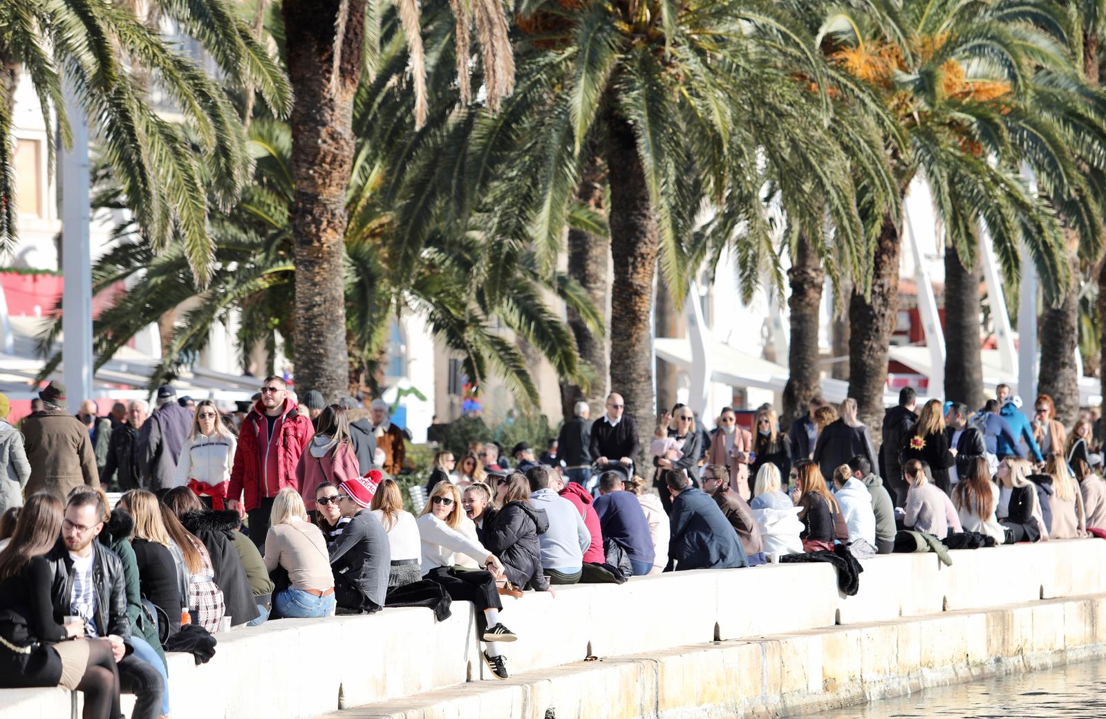 13.12.2020., Split - Splitska je riva danas puna “ ko sipak”. Ocigledno da mjere ukidanja blagdanskih kucica nisu dale nikakve rezultate. Lijep i suncan dan jaci je od covida i solidarnosti prema oboljelima i onima koji se o njima brinu. rPhoto: Ivo Cagalj/PIXSELL
