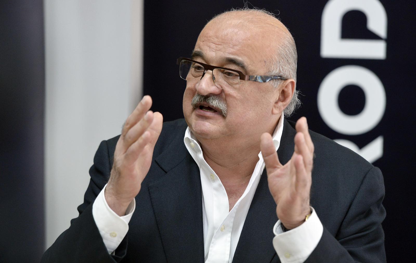 15.01.2015., Zagreb - Celnistvo tvrtke Crodux zajedno s odvjetnickim timom na konferenciji za medije osvrnulo se na akciju Oktan i kvalitetu goriva na Crodux postajama. Ivan Cermak.rPhoto: Marko Lukunic/PIXSELL