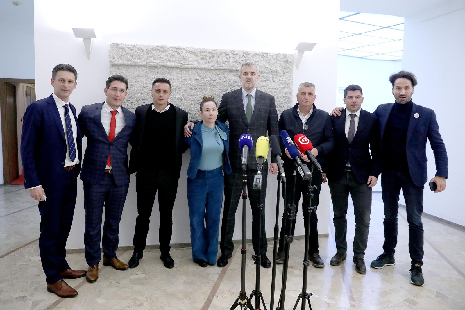15.12.2021., Zagreb - Zastupnici Mosta pozirali su ispred bascanske ploce nakon sto je Sabor uz njihovo protiljenje usvojio Zakon o zastiti pucanstva od zaraznih bolesti. Bozo Petrov, Zvonimir Troskot, Ante Kujundzic, Marija Selak Raspudic, Nino Raspudic, Miro Bulj, Nikola Grmoja, Marin Miletic Photo: Patrik Macek/PIXSELL