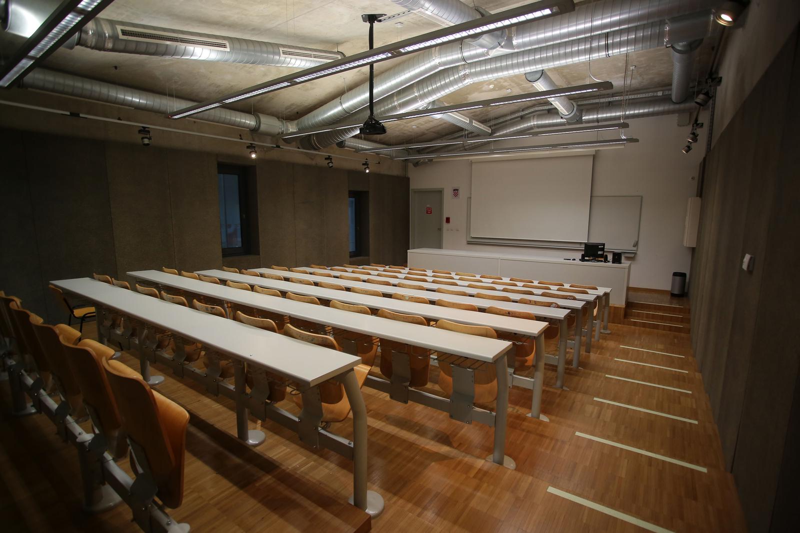 16.03.2020., Rijeka - Prazan studentski Kampus na Trsatu. Nema predavanja ni studenata na fakultetima i u Studentskom centru. Uciona Filozofskog fakulteta.rPhoto:Goran Kovacic/PIXSELL