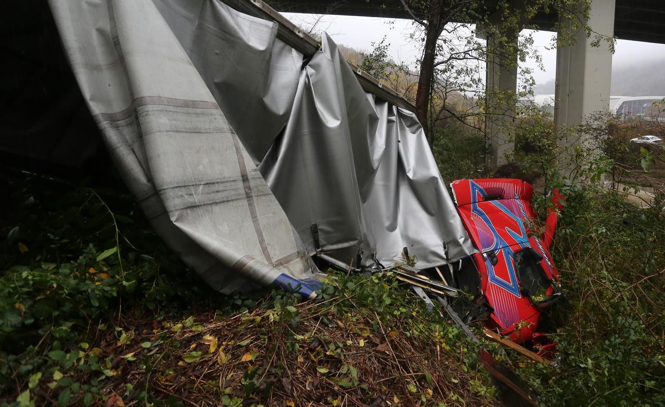 16.11.2020., Rijeka - Sleper Klanatransa pao je u provaliju sa vijadukta Svilno na autocesti Rijeka-Zagreb u pravcu Rijeke. rPhoto:Goran Kovacic/PIXSELL