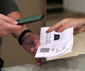 16.11.2021., Sibenik - Prvi je dan obvezne primjene covid potvrda koje dokazuju da je netko cijepljen, da je prebolio covid-19 ili je negativan i od danas postaju obvezne za ulaz u javne i drzavne ustanove. Provjera djelatnika zupanijske uprave i cekanje ispred Fine. 
  Photo: Dusko Jaramaz/PIXSELL