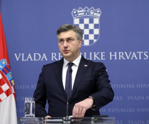 17.01.2022., Zagreb - Predsjednik Vlade Andrej Plenkovic predstavio je, zajedno s potpredsjednikom Vlade i ministrom financija Zdravkom Maricem i ministrom gospodarstva i održivog razvoja Tomislavom Coricem, Prijedlog zakona o uvodjenju eura kao sluzbene valute u Republici Hrvatskoj te Smjernice za prilagodbu gospodarstva u procesu zamjene hrvatske kune eurom. Photo: Patrik Macek/PIXSELL