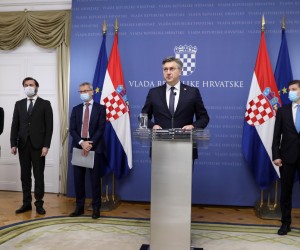 17.01.2022., Zagreb - Predsjednik Vlade Andrej Plenkovic predstavio je, zajedno s potpredsjednikom Vlade i ministrom financija Zdravkom Maricem i ministrom gospodarstva i održivog razvoja Tomislavom Coricem, Prijedlog zakona o uvodjenju eura kao sluzbene valute u Republici Hrvatskoj te Smjernice za prilagodbu gospodarstva u procesu zamjene hrvatske kune eurom. Photo: Patrik Macek/PIXSELL
