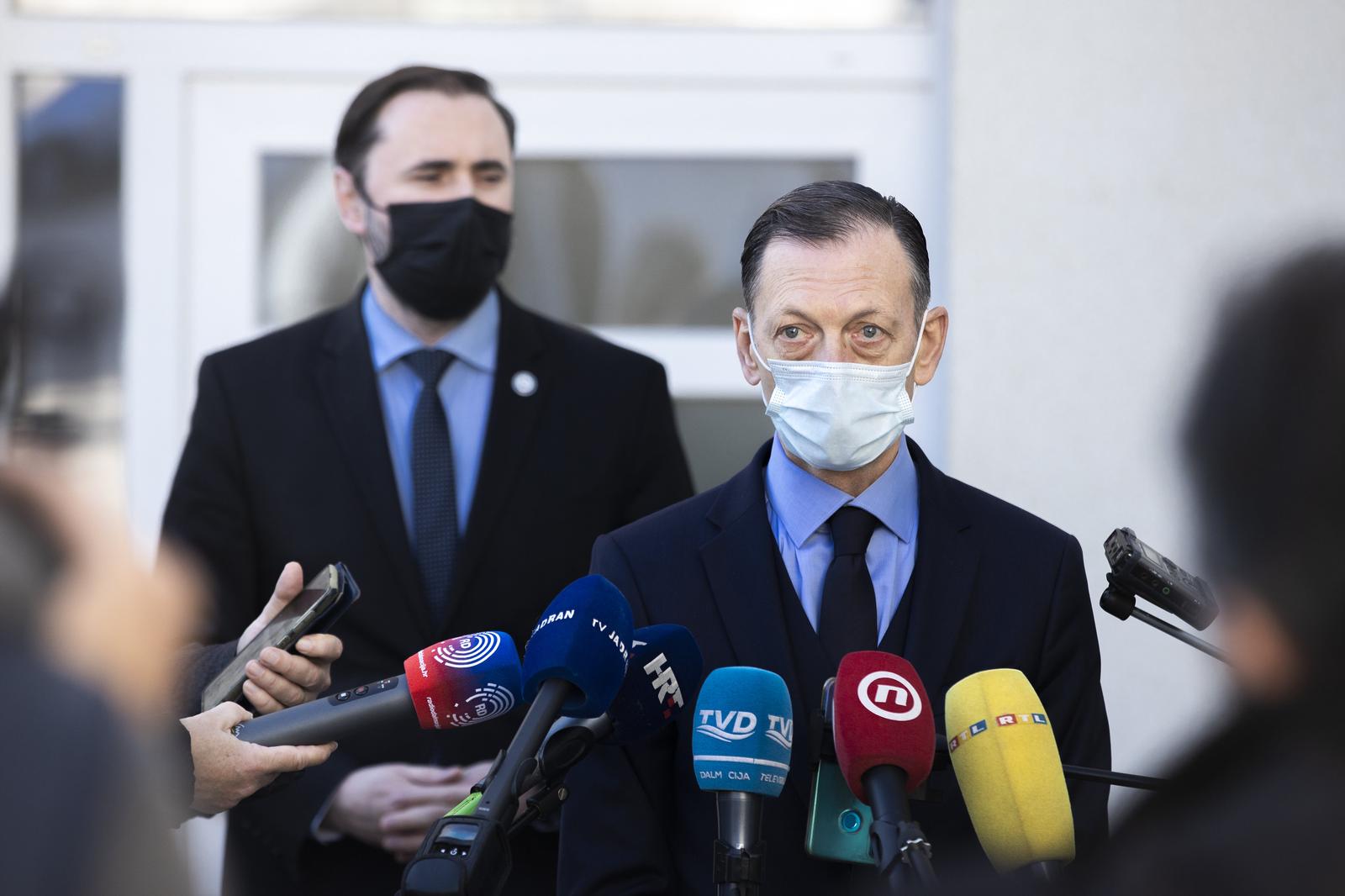 17.01.2022., Split - Predsjednik Hrvatske lijecnicke komore dr. Kresimir Luetic sa suradnicima posjetio je KBC Split.
Kresimir Luetic, Julije Mestrovic
Photo: Miroslav Lelas/PIXSELL Photo: Miroslav Lelas/PIXSELL