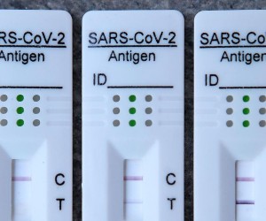 19.01.2022., Zagreb - Brzi antigenski test. Moguci prikazi rezultata. Negativan test, pozitivan test sa blagim ocitanjem, pozitivan test. Omicron soj korona virusa ima blaze simptome, brze se prenosi, krace traje, te se na testovima cesto pokaze negativan nalaz ili se pozitivan rezultat ocita tek nakon petnaestak minuta s lagano izrazenim indikatorom.  Photo: Goran Stanzl/PIXSELL