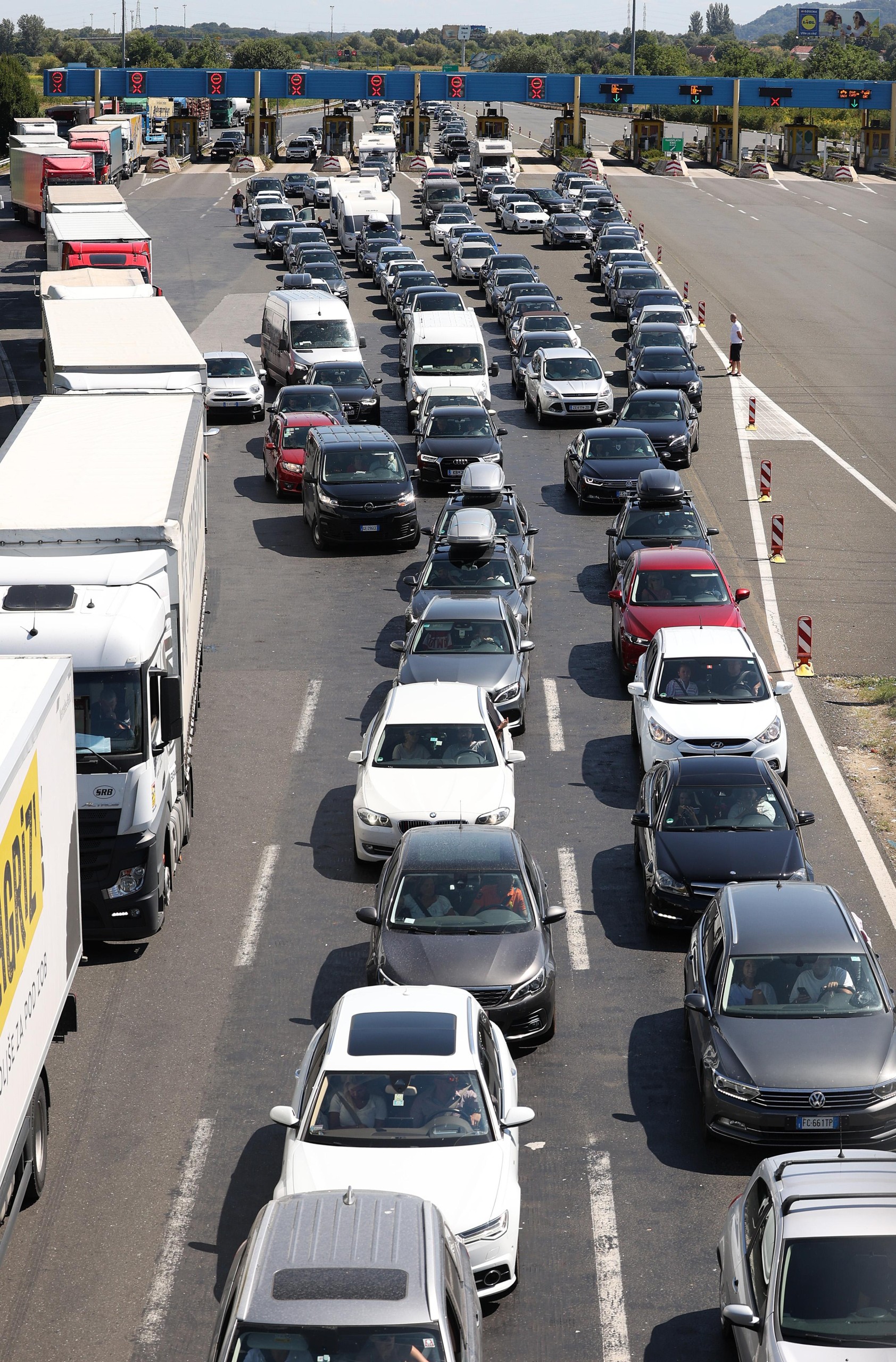 19.08.2021., Bregana - Stvaraju se velike guzve na granicnom prijelazu Bregana, turisti napustaju Hrvatsku.Photo: Marko Prpic/PIXSELL