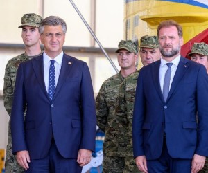 19.08.2021., Zemunik - Predsjednik Vlade Andrej Plenkovic sa suradnicima posjetio je Protupozarnu eskadrilu HRZ-a na Zemuniku. rPhoto: Dino Stanin/PIXSELL