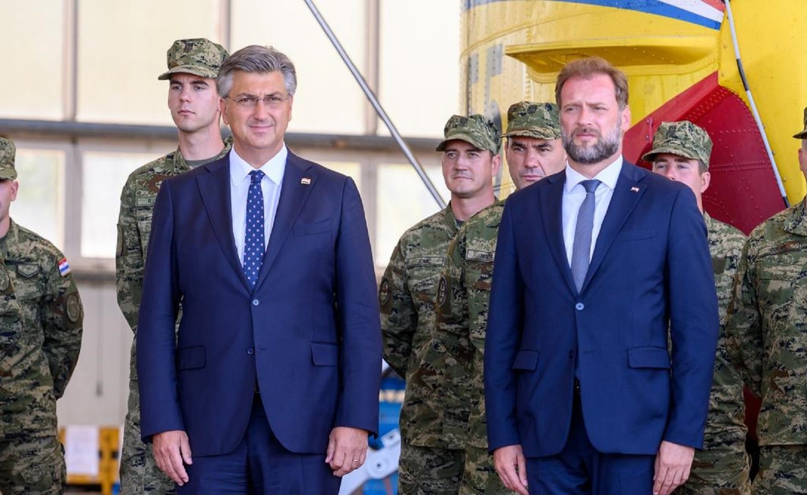 19.08.2021., Zemunik - Predsjednik Vlade Andrej Plenkovic sa suradnicima posjetio je Protupozarnu eskadrilu HRZ-a na Zemuniku. rPhoto: Dino Stanin/PIXSELL
