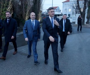 19.12.2019., Zagreb - Svecano otvorenje glavnih radova na izgradnji kombi-kogeneracijskog bloka u Elektrani-toplani-Zagreb prisustvovao je i Predsjednik Vlade Andrej Plenkovic, te predsjednik Uprave HEP-a Frane Barbaric s kojim je potpisao povelju i postavio kamen temeljac. rPhoto: Goran Stanzl/PIXSELL