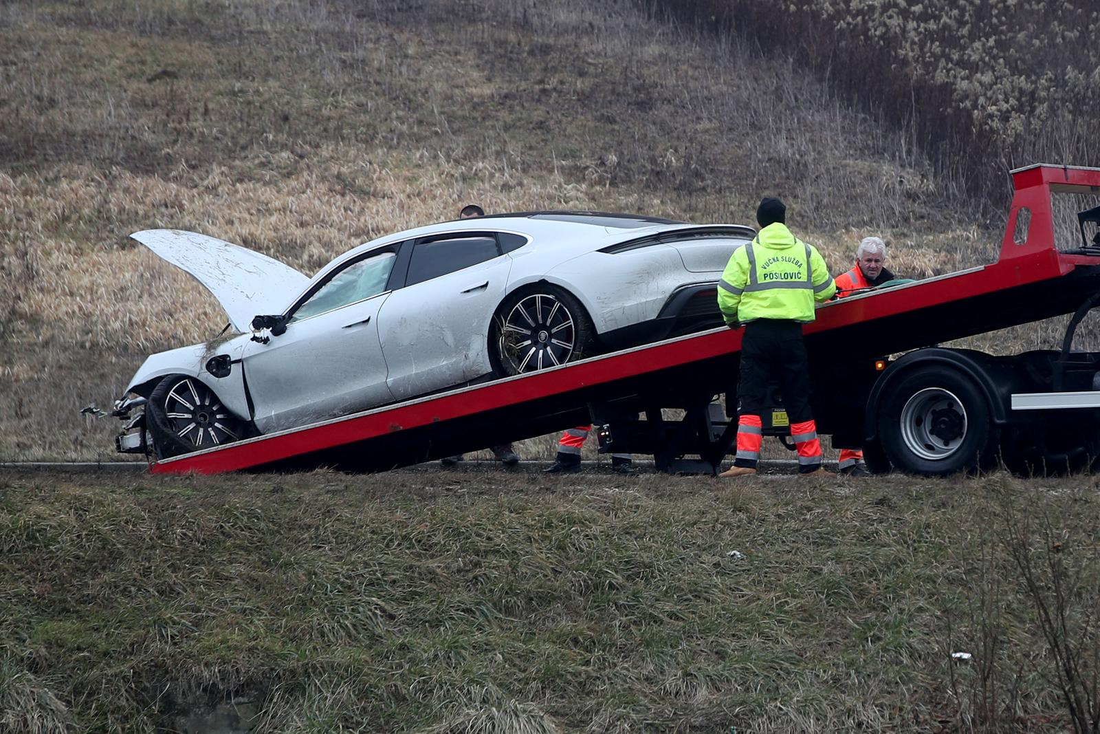 20.01.2022., Krapinske Toplice - U Klokovcu kod Krapinskih Toplica nocas oko 00.40 dogodila se teska prometna nesreca. U sudaru dva automobila jedan od putnika je poginuo, a cetvero njih je ozlijedjeno, izvijestili su iz PU Krapinsko-zagorske.
Ocevid je u tijeku, a dio drzavne ceste 507 zatvoren je za sav promet koji je preusmjeren obilaznim pravcima. Photo: Igor Kralj/PIXSELL