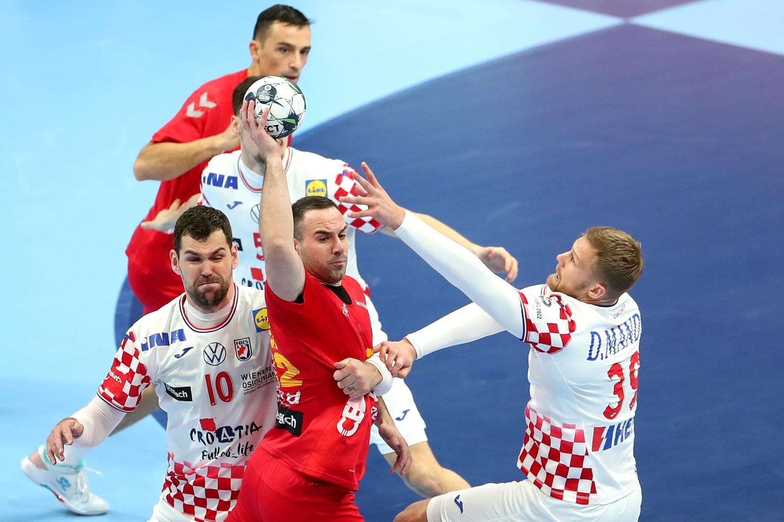 20.01.2022., Multifunctional Arena, Budimpesta, Madjarska - EHF Europsko prvenstvo, skupina I, 1. kolo, Crna Gora - Hrvatska. Luka Cindric, Jakov Gojun.  Photo: Sanjin Strukic/PIXSELL