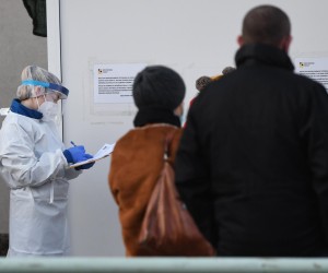 21.01.2022., Sibenik - Velike guzve ispred punkta za testiranje PCR testom u Sibeniku. Povecan broj zarazenih u Dalmaciji osjeti se i u Sibensko-kninskoj zupaniji pa svi i sa manjim simptomima zele sto prije otkloniti dvojbe oko ovoga virusa. Photo: Hrvoje Jelavic/PIXSELL