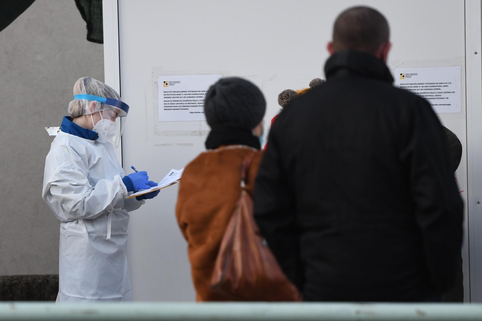 21.01.2022., Sibenik - Velike guzve ispred punkta za testiranje PCR testom u Sibeniku. Povecan broj zarazenih u Dalmaciji osjeti se i u Sibensko-kninskoj zupaniji pa svi i sa manjim simptomima zele sto prije otkloniti dvojbe oko ovoga virusa. Photo: Hrvoje Jelavic/PIXSELL