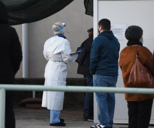 21.01.2022., Sibenik - Velike guzve ispred punkta za testiranje PCR testom u Sibeniku. Povecan broj zarazenih u Dalmaciji osjeti se i u Sibensko-kninskoj zupaniji pa svi i sa manjim simptomima zele sto prije otkloniti dvojbe oko ovoga virusa. Photo: Hrvoje Jelavic/PIXSELL
