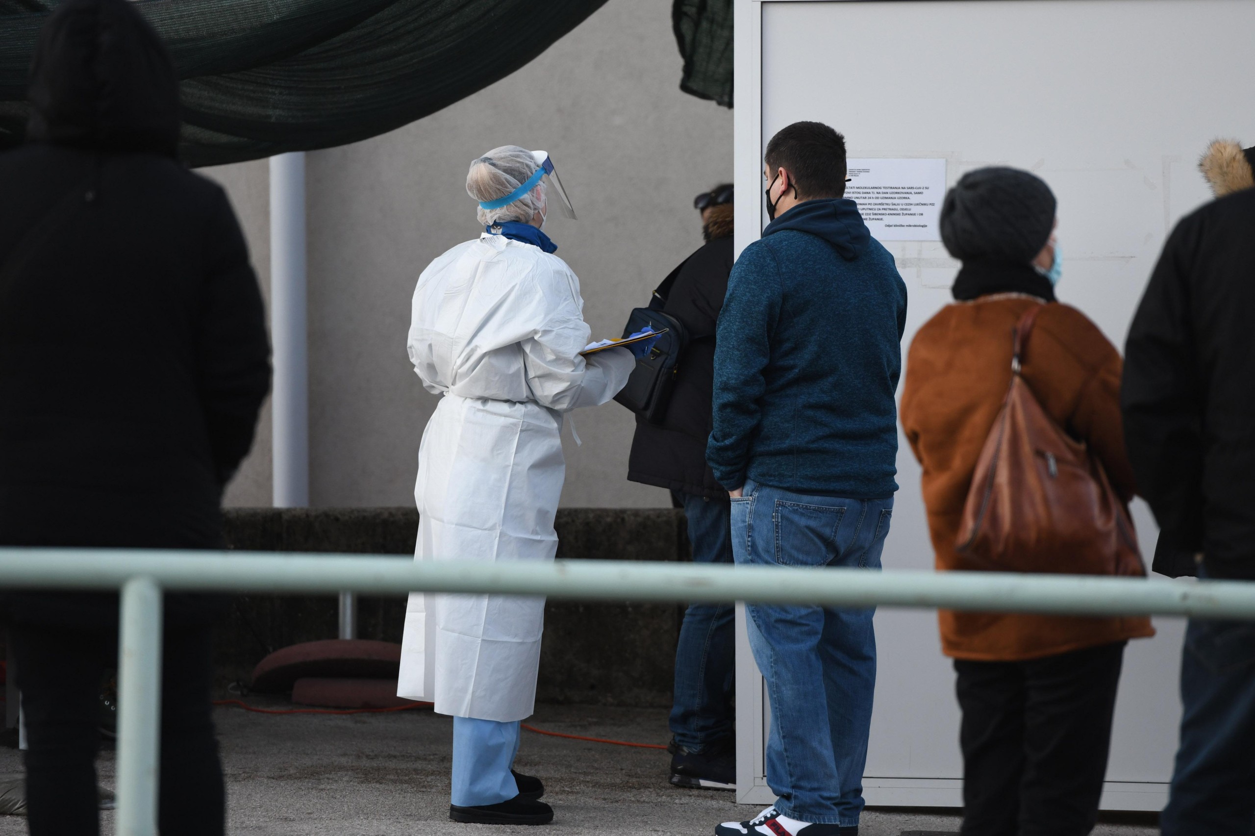 21.01.2022., Sibenik - Velike guzve ispred punkta za testiranje PCR testom u Sibeniku. Povecan broj zarazenih u Dalmaciji osjeti se i u Sibensko-kninskoj zupaniji pa svi i sa manjim simptomima zele sto prije otkloniti dvojbe oko ovoga virusa. Photo: Hrvoje Jelavic/PIXSELL