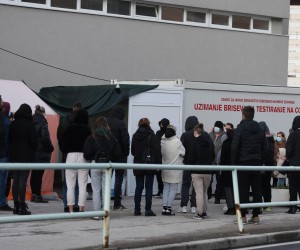 21.01.2022., Sibenik - Velike guzve ispred punkta za testiranje PCR testom u Sibeniku. Povecan broj zarazenih u Dalmaciji osjeti se i u Sibensko-kninskoj zupaniji pa svi i sa manjim simptomima zele sto prije otkloniti dvojbe oko ovoga virusa. Photo: Hrvoje Jelavic/PIXSELL