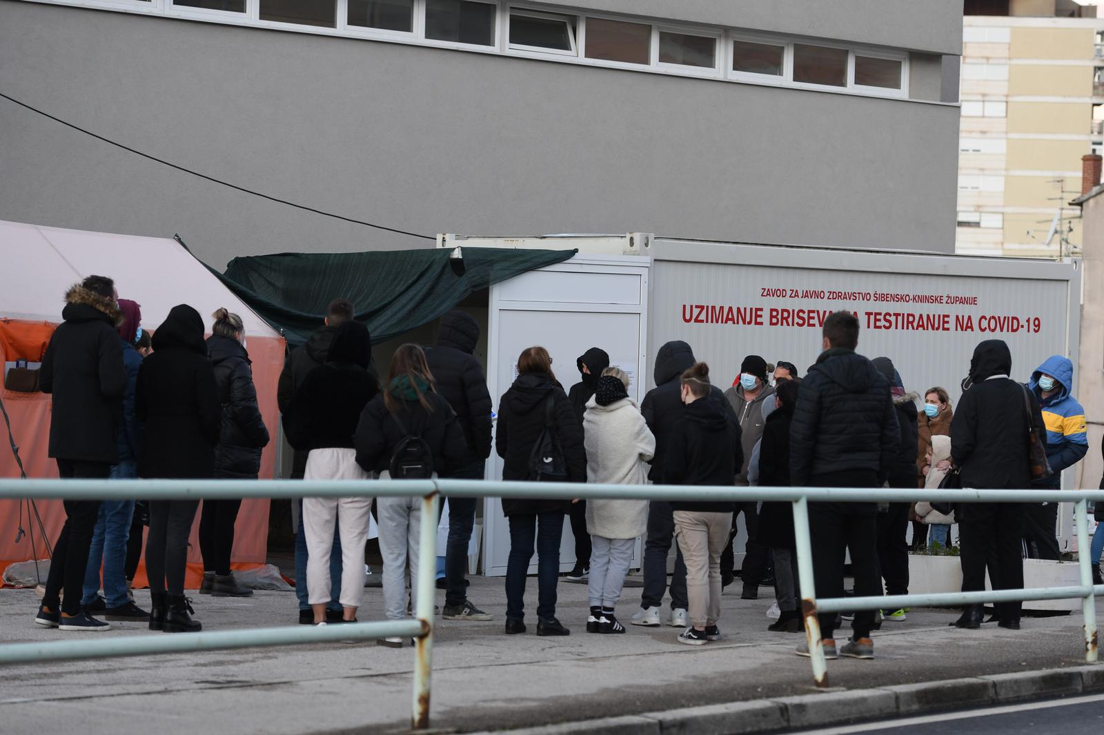 21.01.2022., Sibenik - Velike guzve ispred punkta za testiranje PCR testom u Sibeniku. Povecan broj zarazenih u Dalmaciji osjeti se i u Sibensko-kninskoj zupaniji pa svi i sa manjim simptomima zele sto prije otkloniti dvojbe oko ovoga virusa. Photo: Hrvoje Jelavic/PIXSELL