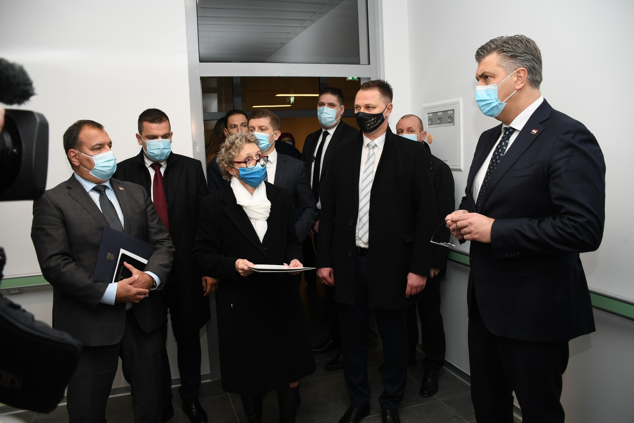 21.12.2021., Bjelovar - Predsjednik Vlade Andrej Plenkovic danas je u radnom posjetu gradu Bjelovaru. Domacini su mu bili zupan Marko Marusic i gradonacelnik Dario Hrebak. Medju ostalim obisao je novu zgradu Opce bolnice.  Photo: Damir Spehar/PIXSELL