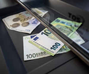 21.01.2022., Zagreb - Od 1. sijecnja 2023. godine, prema planu Vlade, platezno sredstvo u Hrvatskoj postat ce euro, a Hrvatska ce postati 20. clanica eurozone. Kuna ce time, nakon 28 godina koristenja, otici u povijest, dok ce hrvatski gradjani i sluzbeno postati korisnici eura. Ilustracija prelaska kune na euro. Photo: Igor Kralj/PIXSELL