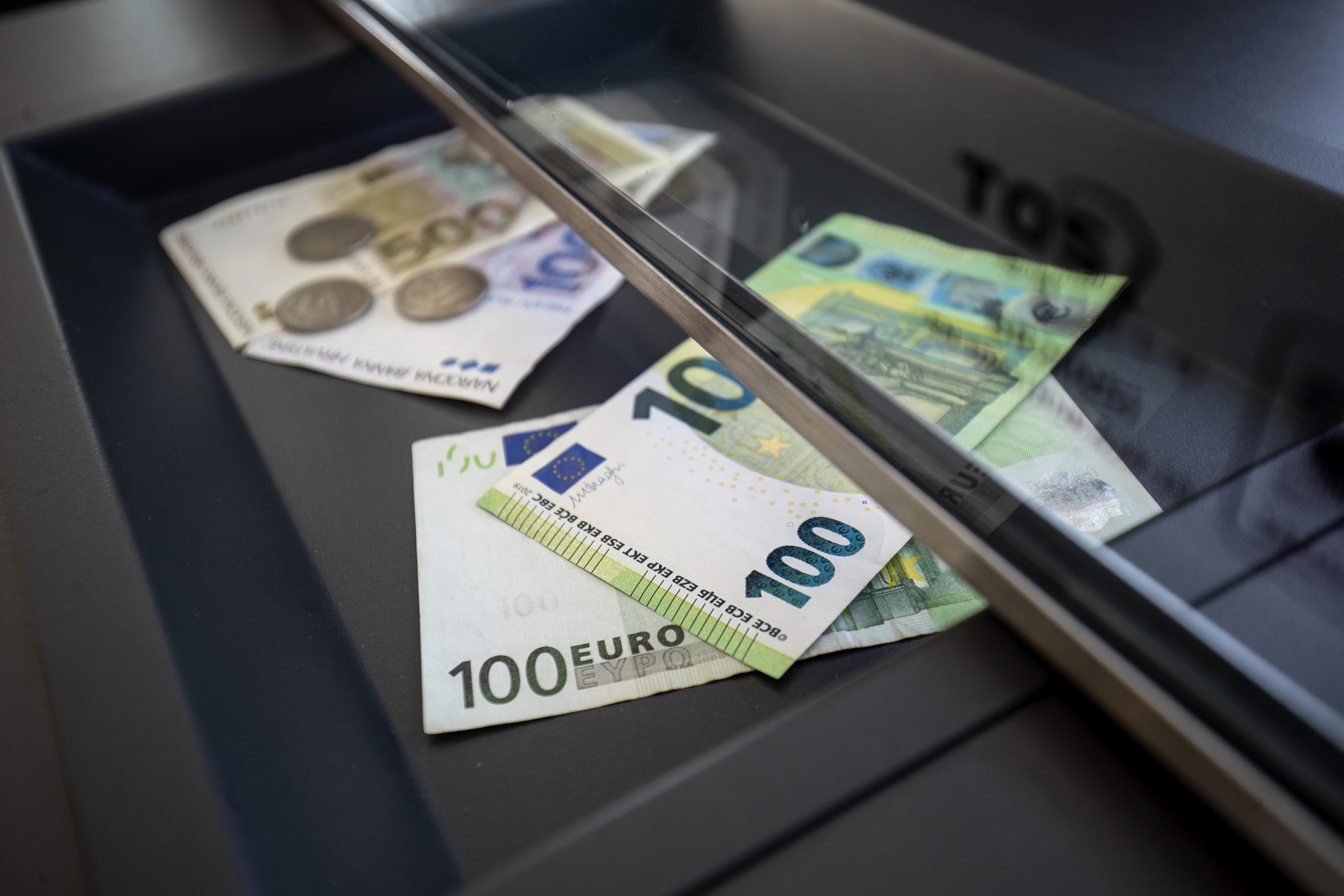 21.01.2022., Zagreb - Od 1. sijecnja 2023. godine, prema planu Vlade, platezno sredstvo u Hrvatskoj postat ce euro, a Hrvatska ce postati 20. clanica eurozone. Kuna ce time, nakon 28 godina koristenja, otici u povijest, dok ce hrvatski gradjani i sluzbeno postati korisnici eura. Ilustracija prelaska kune na euro. Photo: Igor Kralj/PIXSELL