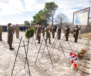 22.01.2022., Zadar - Polaganjem vijenaca i paljenjem svijeca na Maslenickom mostu obiljezena je 29. obljetnica vojno redarstvene akcije Maslenica.   Photo: Dino Stanin/PIXSELL