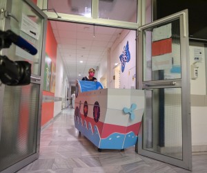 22.10.2021., Zagreb -Zagrebacka kreativna agencija I to nije sve skupa s Klinikom za djecje bolesti Zagreb predstavila je rezultat suradnje na zajednickom projektu snizavanja stresa kod djece na bolnickom lijecenju.Maleni brodic krevet sa kojim ce prevoziti djecu i uz manje straha ce ploviti bolnickim hodnicima. Photo: Igor Soban/PIXSELL