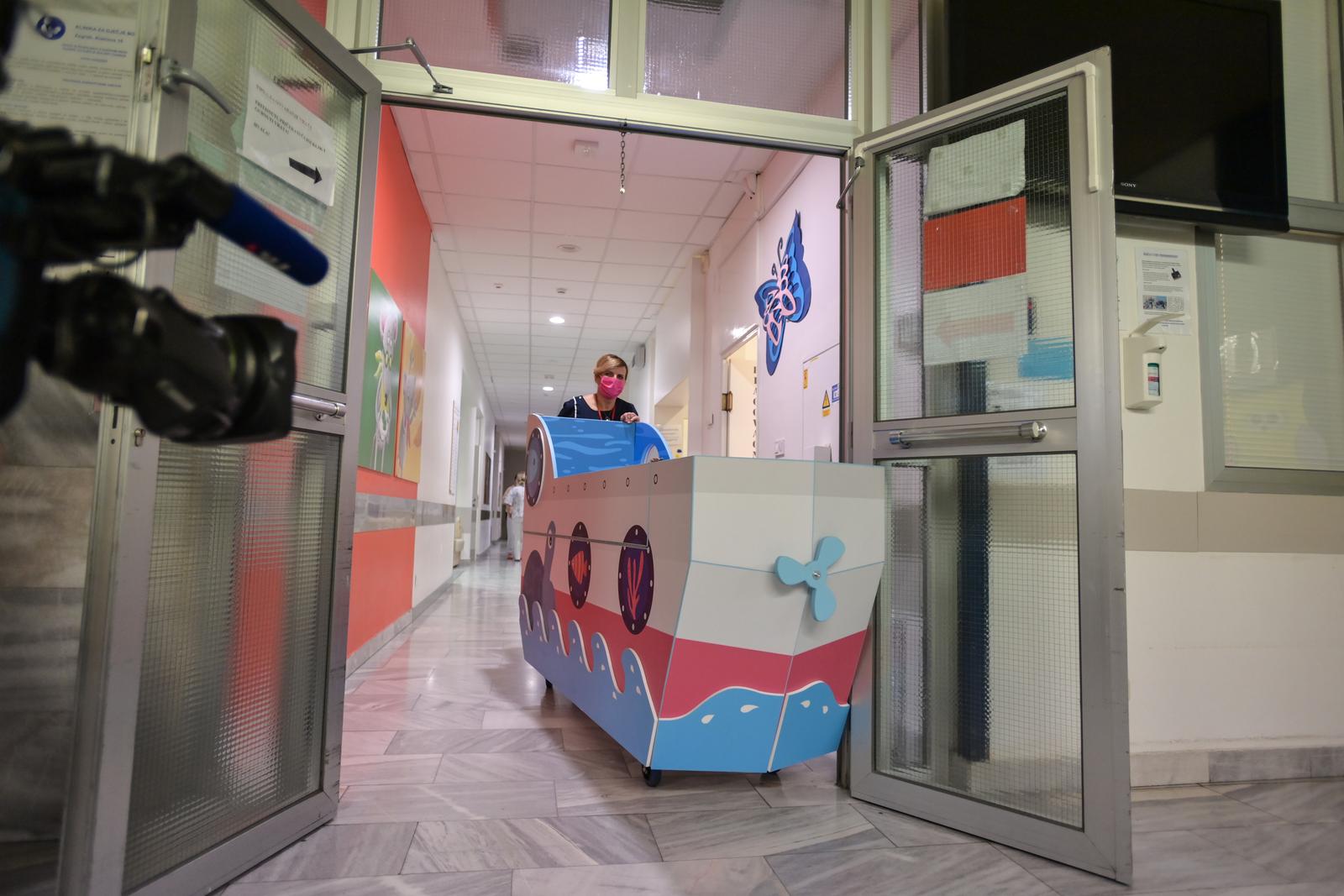 22.10.2021., Zagreb -Zagrebacka kreativna agencija I to nije sve skupa s Klinikom za djecje bolesti Zagreb predstavila je rezultat suradnje na zajednickom projektu snizavanja stresa kod djece na bolnickom lijecenju.Maleni brodic krevet sa kojim ce prevoziti djecu i uz manje straha ce ploviti bolnickim hodnicima. Photo: Igor Soban/PIXSELL