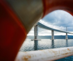 20.01.2022., Komarna - Svjetlosne promjene uzrokovane jugom u kratkom vremenskom periodu stvarale su razlicite i zanimljive prizore Peljeskog mosta.
 Photo: Milan Sabic/PIXSELL