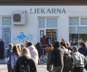 23.09.2021., Osijek - Zapoceo je projekt Hrvatskog zavoda za javno zdravstvo, Ministarstva zdravstva, Hrvatskog zavoda za zdravstveno osiguranje i Hrvatske ljecnicke komore pod nazivom ''Ljekarna kao mjesto cijepljenja protiv bolesti COVID-19'' kako bi se ubrzalo cijepljenje sto veceg broja stanovnistva. Photo: Dubravka Petric/PIXSELLr