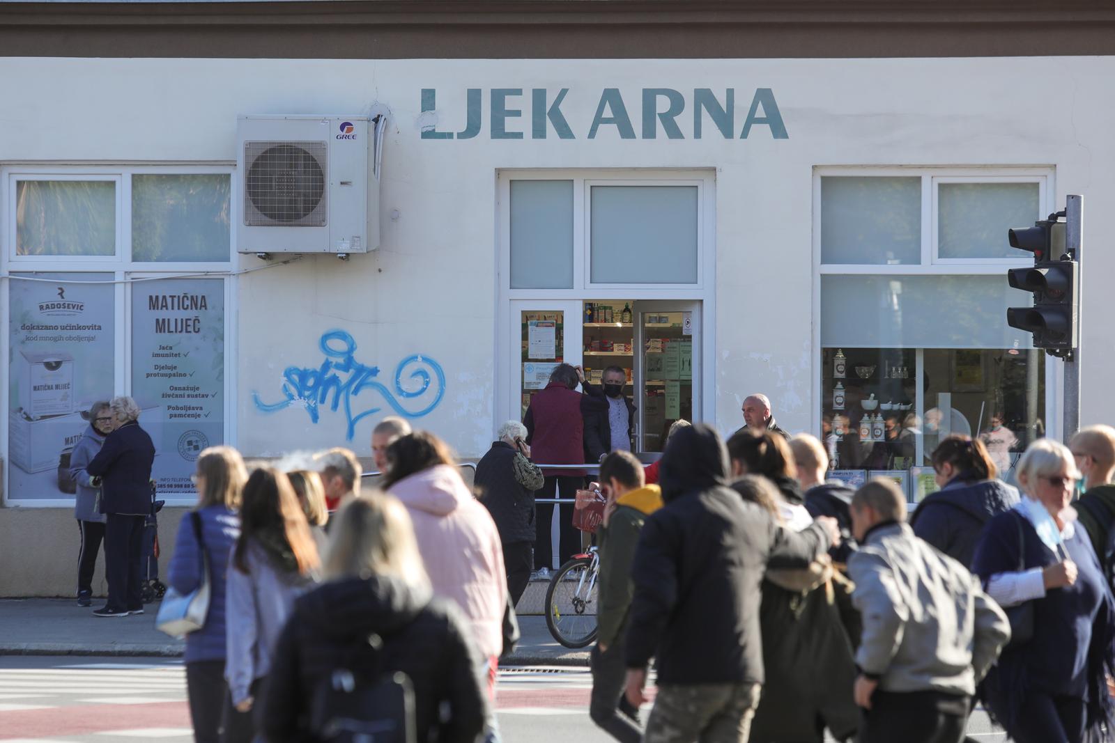 23.09.2021., Osijek - Zapoceo je projekt Hrvatskog zavoda za javno zdravstvo, Ministarstva zdravstva, Hrvatskog zavoda za zdravstveno osiguranje i Hrvatske ljecnicke komore pod nazivom ''Ljekarna kao mjesto cijepljenja protiv bolesti COVID-19'' kako bi se ubrzalo cijepljenje sto veceg broja stanovnistva. Photo: Dubravka Petric/PIXSELLr