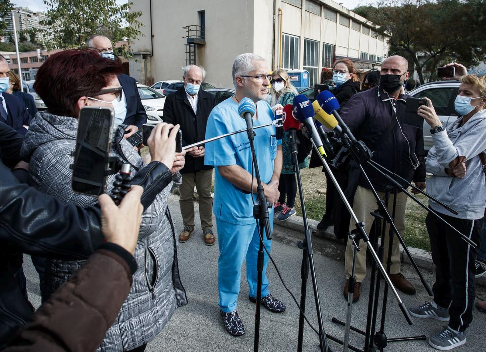 23.11.2021., Split - Gradonacelnik grada Splita Ivica Puljak, ravnatelj KBC Split Julije Mestrovic i predstojnik Klinike za infektologiju KBC Split Ivo Ivic odrzali su izvanrednu konferenciju za medije povodom sve tezeg stanja s covid oboljelima u Splitu.
Bozidar Duplancic Photo: Milan Sabic/PIXSELL