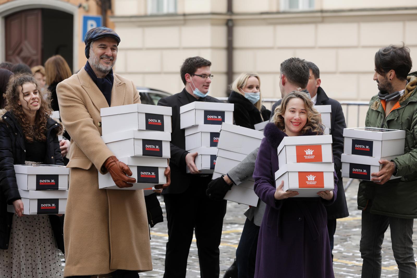 24.01.2022.,Zagreb - Most je Saboru predao potpise za dvije referendumske inicijative "Odlucujmo zajedno" i "Dosta je stozerokracije" s dva pitanja kojima se trazi da se odluke o ljudskim pravima i slobodama donose u Saboru dvotrecinskom vecinom, a ne da ih donosi Nacionalni stozer i da se ukinu covid potvrde. Photo: Robert Anic/PIXSELL