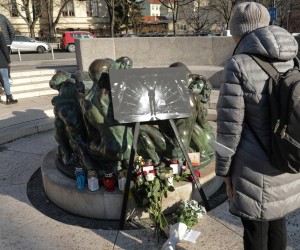 25.01.2022.,Zagreb - Na Trgu Republike Hrvatske kod Zdenca zivota, povodom smrti Akija Rahimovskog , pjevaca Parnog Valjka, Husein Hasanefendic Hus i prijatelji postavili sliku preminulog pjevaca te ostavili cvijece i zapalili svijece. 
    Photo: Robert Anic/PIXSELL