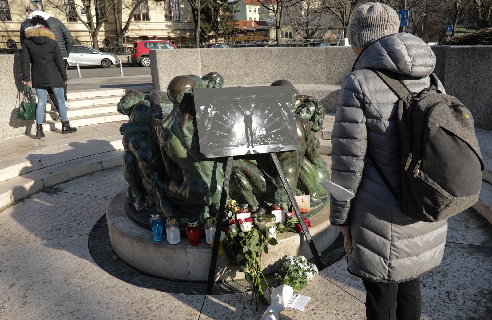 25.01.2022.,Zagreb - Na Trgu Republike Hrvatske kod Zdenca zivota, povodom smrti Akija Rahimovskog , pjevaca Parnog Valjka, Husein Hasanefendic Hus i prijatelji postavili sliku preminulog pjevaca te ostavili cvijece i zapalili svijece. 
    Photo: Robert Anic/PIXSELL