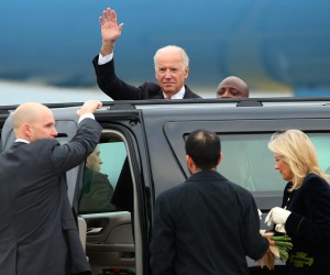 25.11.2015., Zagreb - Americki potpredsjednik Joe Biden stigao je avionom Airforce 2 sa suprugom Jill Biden. U Zracnoj luci Zagreb docekalo ga je mnostvo novinara uz dosad nevidjene mjere osiguranja. Kao pocasni gost sudjelovat ce na regionalnom sastanku procesa Brdo-Brijuni koji okuplja celnike zemalja jugoistocne Europe. rPhoto: Jurica Galoic/PIXSELL