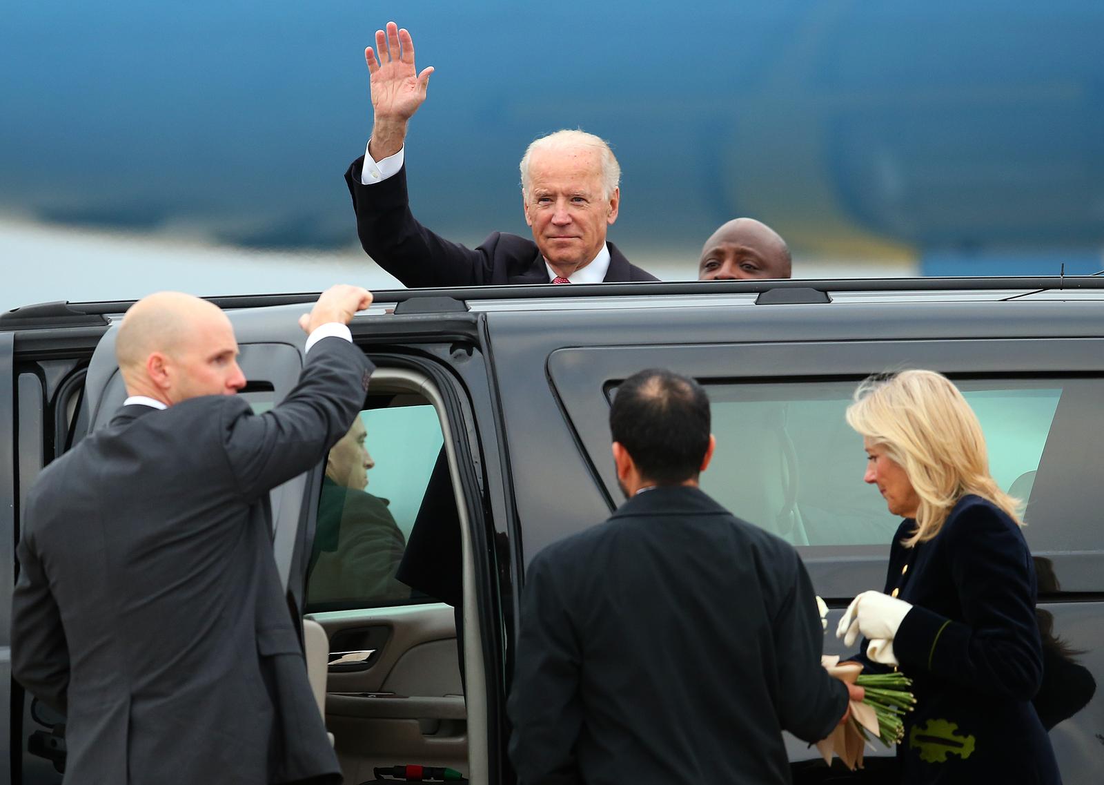 25.11.2015., Zagreb - Americki potpredsjednik Joe Biden stigao je avionom Airforce 2 sa suprugom Jill Biden. U Zracnoj luci Zagreb docekalo ga je mnostvo novinara uz dosad nevidjene mjere osiguranja. Kao pocasni gost sudjelovat ce na regionalnom sastanku procesa Brdo-Brijuni koji okuplja celnike zemalja jugoistocne Europe. rPhoto: Jurica Galoic/PIXSELL