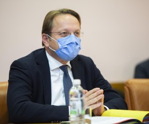 25.11.2021.Mostar - Dragan Covic, predsjednik HDZ-a BiH i predsjedatelj Doma naroda Parlamentarne skupstine BiH, sastao se sa povjerenikom EU, Oliverom Varhelyem. 

 Photo: Denis Kapetanovic/PIXSELL